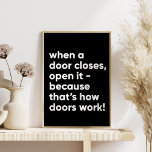 Poster Citation amusante inspirationnelle en noir et blan<br><div class="desc">Quand une porte ferme,  ouvrez-la,  parce que c'est comme ça que les portes fonctionnent !</div>