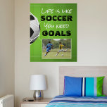 Poster Citation Motivationnelle de football<br><div class="desc">Personnalisez cette affiche de football motivante avec la citation LIFE IS Like SOCCER - VOUS AVEZ BESOIN D'OBJECTIFS avec votre propre photo. L'échantillon est affiché sur une affiche de 16x20 po avec le papier de valeur - d'autres tailles et les options de qualité de papier ou de toile se trouvent...</div>