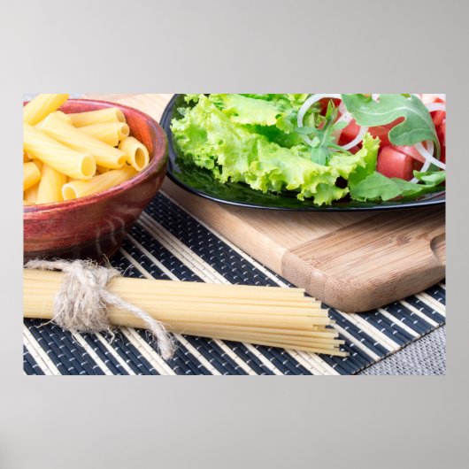 Poster Composition diagonale sur une table avec une salad (Devant)