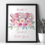 Poster Cookies rose XOXO Joli Accueil Floral<br><div class="desc">Jolie Affiche de bienvenue florale aquarelle aux biscuits roses XOXO nichés dans un agencement de fleurs et de verdure. Design dispose de lettres manuscrites mignonnes et de script élégant et le modèle est facile à personnaliser. Un design sucré pour le printemps ou l'été et parfait pour une douche à thème...</div>