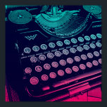 Poster Cool Retro Vintage Typewriter Pop Art<br><div class="desc">Cool Retro Vintage Typewriter Pop Art Design avec une vieille machine à écrire antique dans un design grunge en mauvais état avec des couleurs rose et turquoise pour un thème pop art rétro cool. Un grand cadeau pour les écrivains ou pour quiconque aime les vieilles choses rétro vintages.</div>