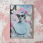 Poster Coquette Style rose et bleu Retro Pop Art Collage<br><div class="desc">Apportez une touche de charme rétro à votre espace avec cette affiche esthétique coquette. Doté d'une femme cool aux lunettes surdimensionnées, jouant aux claviers aux accents de maison rose onirique, de papillons et d'une figure glamour d'inspiration vintage, ce collage mêle pastels et audacieux et moderne. Qu'il s'agisse d'un décor maison...</div>