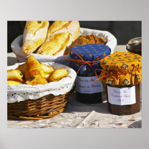 Poster Corbeille avec croissants et pains au chocolat.