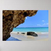Côte tropicale de plage avec un Big Rock