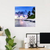 Poster Coucher de soleil avec palmiers et plage rocheuse (Bureau à domicile)