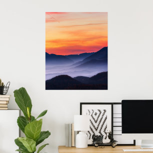 Poster Coucher de soleil brûlant et brouillard dans la va
