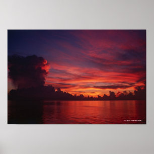 Poster Coucher de soleil en mer avec nuages foncés