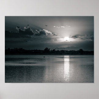 Poster Coucher de soleil noir et blanc sur un lac calme