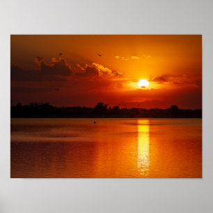 Poster Coucher de soleil orange doré sur un lac calme