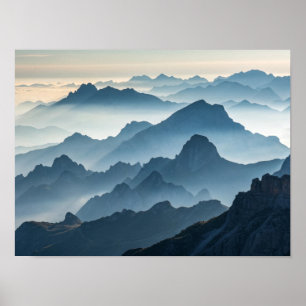 Poster Couches de sérénité : Monts Foggy à l'aube