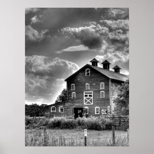 Poster Country Barn Clouds in Black and White (Devant)