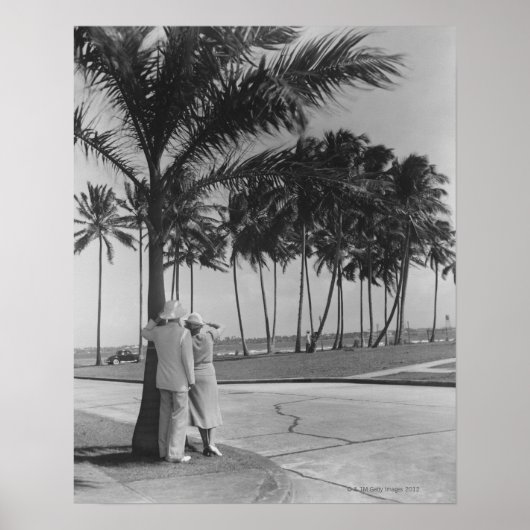 Poster Couple debout sous l'arbre (Devant)