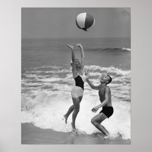 Poster Couple jouant avec un Beachball (Devant)