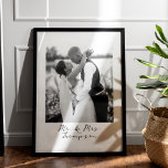 Poster Couple Portrait Mariage Anniversaire Photo personn<br><div class="desc">Célébrez l'amour intemporel partagé entre un couple avec notre Poster Personnalisé Photo de l'Anniversaire du Mariage Couple Portrait. Cette oeuvre d'art élégante est le cadeau idéal pour commémorer un anniversaire mariage ou célébrer l'amour des jeunes mariés. Doté d'un portrait en couple d'une photo, orné d'un élégant script en noir et...</div>
