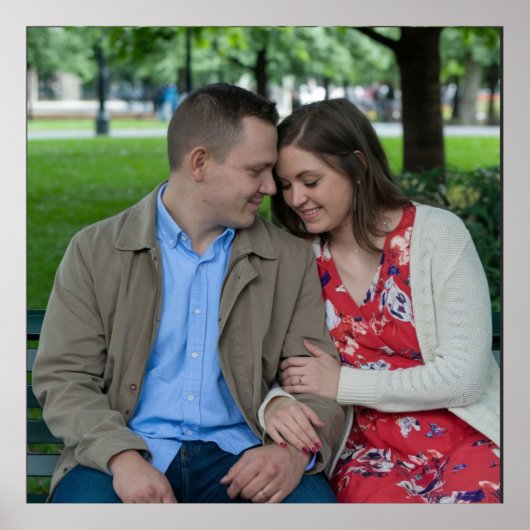 Poster Couple romantique assis près ensemble (Devant)