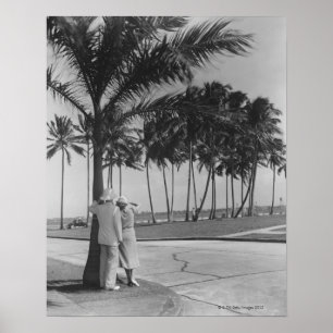 Poster Couples se tenant sous l'arbre