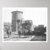 Poster Cowboys à cheval posant devant un train (Devant)