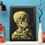 Poster Crâne avec cigarette brûlante par Vincent van Gogh<br><div class="desc">Crâne avec Cigarette Brûlante par Vincent van Gogh est un post impressionnisme d'art vintage de peinture à vie morte. Portrait du squelette humain fumant. Grande image à utiliser pour les produits anti-tabac. Fumer tue 1 000 personnes chaque année, aider quelqu'un à arrêter de fumer aujourd'hui. Grande image pour Halloween ou...</div>