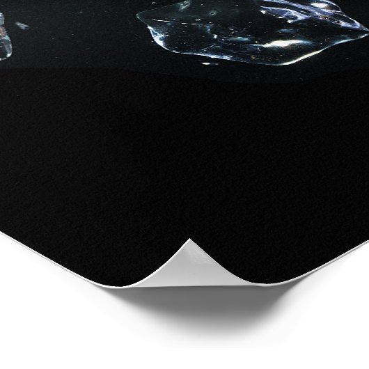 Poster Cubes de glace éclaboussant dans l'eau (Coin)