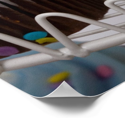 Poster cupcakes au chocolat sur un stand de gâteau 2 (Coin)