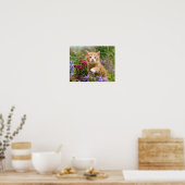 Poster Cute chaton gingembre dans un jardin jouant avec u (Cuisine)