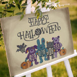Poster Cute Skeleton Animaux et Halloween Citrouille<br><div class="desc">Cette affiche d'Halloween déborde de tendresse. Il présente des illustrations d'animaux en peluche mignons avec certains de leurs squelettes montrant pour un look légèrement éffrayant avec quelques citrouilles en peluche patché. Il y a une chauve-souris, un ours, un chat, un chien et un lapin. Les animaux et les citrouilles sont...</div>