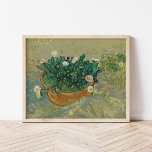 Poster Daisies, Arles | Vincent van Gogh<br><div class="desc">Daisies, Arles (1888) de Vincent van Gogh est une vie tranquille pleine de charme avec un arrangement simple de marguerites dans un bateau. Peint pendant le temps de Van Gogh à Arles, l'oeuvre met en valeur ses touches audacieuses et sa palette vibrante, mettant en valeur la beauté naturelle des fleurs....</div>