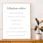 Poster Dans cette Assemblée, nous croyons | Blanc minimal<br><div class="desc">Un simple et élégant "Dans cette maison nous croyons" cite le design d'art avec écriture manuscrite typographie contemporaine. Notre design minimaliste, moderne, monochrome noir et blanc comprend 7 croyances personnalisables : la vie noire compte, le féminisme est pour tout le monde, la science est réelle, l'amour est amour, aucun humain...</div>