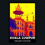 Poster d'art pop de la gare de Kuala Lumpur<br><div class="desc">L'ancienne gare de Kuala Lumpur est l'un des monuments historiques les plus célèbres de Malaisie. Il a été construit en 1910 dans un style architectural anglo-moghol et a été conçu par l'AB Hubback. Vous pouvez trouver des détails sur mon site Web : http://www.malaysia-traveler.com/kl-railway-station.html Mon affiche incorpore à la fois des...</div>