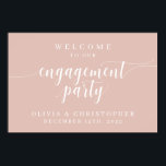 Poster de bienvenue de la fête d'engagement rose<br><div class="desc">Ce panneau de fiançailles est le moyen parfait d'accueillir les invités à votre fiançailles.</div>