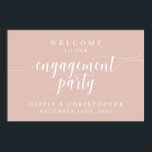 Poster de bienvenue de la fête d'engagement rose<br><div class="desc">Ce panneau de fiançailles est le moyen parfait d'accueillir les invités à votre fiançailles.</div>