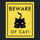 Poster de l'affiche de la marque Hilarious Beware<br><div class="desc">Sympathique signe pour les propriétaires de chat ! Ce panneau jaune alarmant présente un chat grincheux avec le texte "Attention au chat !"</div>