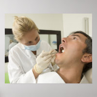 Dentiste femme examinant un homme