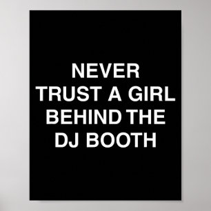 Poster Derrière le stand du dj techno edm festival mème d