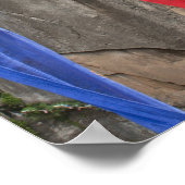 Poster Des drapeaux de prière pendent près de Taktshang (Coin)