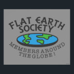 Poster Des Membres De La Société Planète Autour Du Monde<br><div class="desc">"Flat Earth Society Members Around The Globe", un graphisme plat de bCreative montre une Terre aplatie avec le texte ironique écrit autour du disque ! Cela fait un grand cadeau pour la famille, les amis ou un régal pour vous-même! Ce graphisme amusant est un grand ajout au style de n'importe...</div>