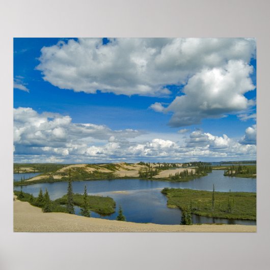 Poster Des nuages de cumulus flottent au-dessus des lacs, (Devant)