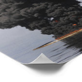 Poster Des nuages sombres de fumée et de feu émergent (Coin)