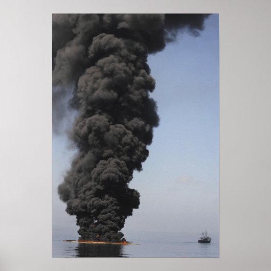Poster Des nuages sombres de fumée et de feu émergent (Devant)