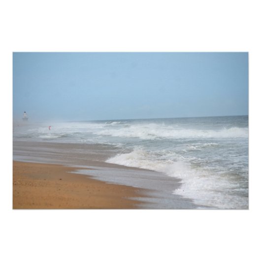 Poster Des vagues océaniques s'écrasent sur la plage par (Devant)
