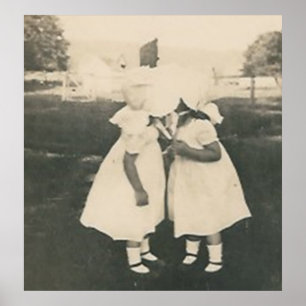Poster Deux petites filles embrassant l'affiche