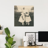 Poster Deux petites filles embrasser l'affiche (Bureau à domicile)