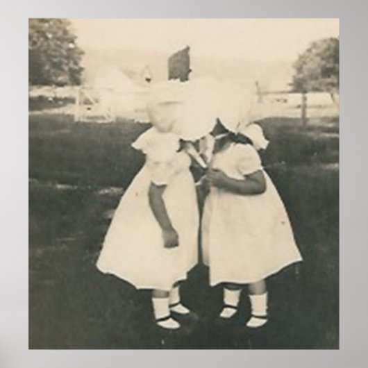 Poster Deux petites filles embrasser l'affiche (Devant)