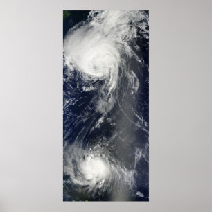 Poster Deux tempêtes puissantes enjambent l'Océan