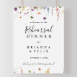 Poster Dîner classique de répétition sauvage colorée Bien<br><div class="desc">Ce panneau d'accueil classique et coloré de la répétition sauvage est parfait pour une répétition mariage rustique. Le design présente des fleurs sauvages jaunes,  violettes et blanches avec du feuillage dans un arrière - plan rose et vert aquarelle.</div>