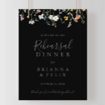 Poster Dîner de répétition Fleur Noire Wild Bienvenue<br><div class="desc">Ce panneau d'accueil de dîners de répétitions noir floral sauvage est parfait pour une répétition de mariage moderne. Le design est composé de fleurs élégantes rose aquarelle,  rousse,  violette,  marine et blanche avec des feuilles vert émeraude dans un arrière - plan foncé.</div>