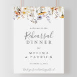 Poster Dîner de répétition Fleur sauvage d'automne Affich<br><div class="desc">Ce panneau d'accueil de la répétition fleur sauvage d'automne est parfait pour une répétition mariage moderne. Le design se compose de multiples aquarelles violet,  violet,  fleurs jaunes,  bourgeons bordeaux et feuillage vert olive magnifiquement regroupés en bouquets.</div>