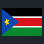 Poster Drapeau du Soudan du Sud<br><div class="desc">Le drapeau sud-soudanais est un tricolore horizontal fimbriqué de rayures blanches et sur le côté gauche un triangle avec une étoile au milieu. Les couleurs utilisées dans le drapeau sont le bleu, le vert, le rouge, le jaune, le blanc, le noir. La proportion du drapeau sud-soudanais est de 1:2. Le...</div>