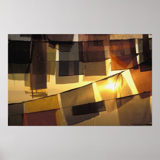 Poster Drapeaux de prière bouddhistes au coucher du solei (Devant)