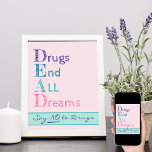 Poster Drogues mettre fin à tous les rêves rose dire non<br><div class="desc">Dites non à l'affiche drogue. Le message anti-drogue dans la typographie esquissée dit DEAD .. Les Drogues Mettent Fin À Tous Les Rêves. Sous l'acronyme,  on peut lire "dire non aux drogues". Le design est d'un arrière - plan rose pastel et de lettres audacieuses violettes,  bleues,  turquoises et roses.</div>